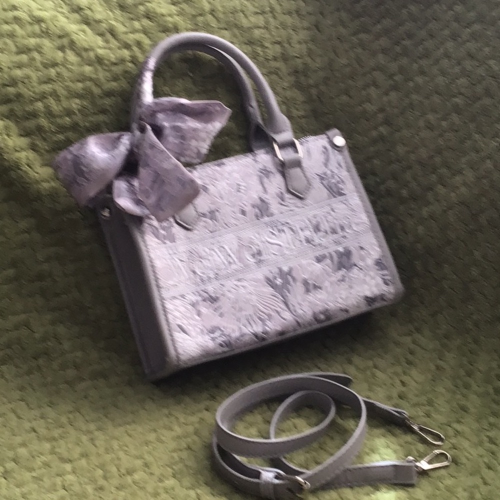 Gray Handbag with Bow Accent.🌺